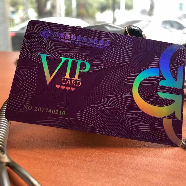 صورة تعرض بطاقة VIP بلاستيكية بارزة باللون البنفسجي مع ملمس موجي وحروف بفويل قوس قزح لتصميم عضوية لافت.