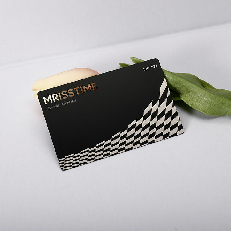 بطاقة معدنية سوداء بنمط هندسي متقاطع وشعار MRISSTIME لتصميم عضوية فاخرة وعصري.