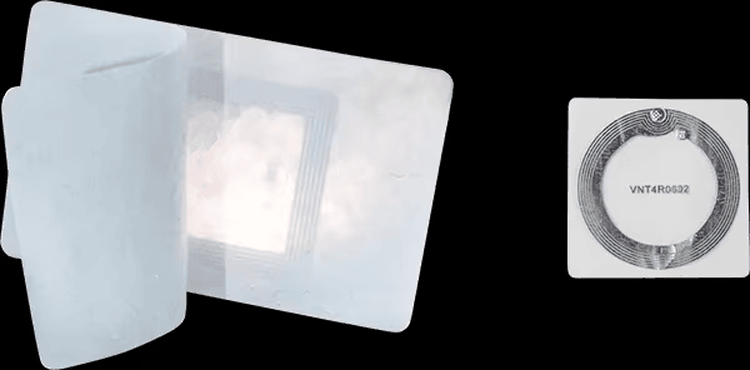 لقطة قريبة توضح بنية بطانة RFID داخل التذكرة الورقية والهوائي المدمج لضمان قراءة مستقرة في تطبيقات التذاكر.