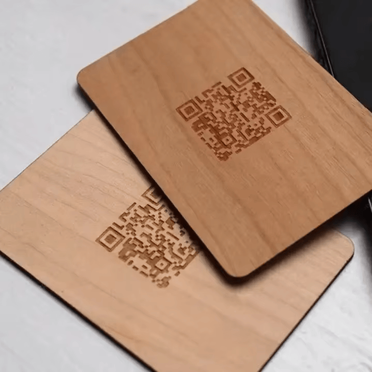 توضح هذه الصورة بطاقات RFID خشبية مخصصة للفعاليات مع شعار مطبوع لتطبيقات بطاقات خشبية.