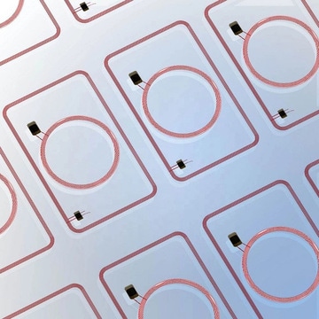 تعرض الصورة نماذج من بطاقات التحكم في الدخول وبطاقات تعريف الموظفين التي تحتوي على بطانات RFID مسبقة التصفيح لأنظمة دخول آمنة.