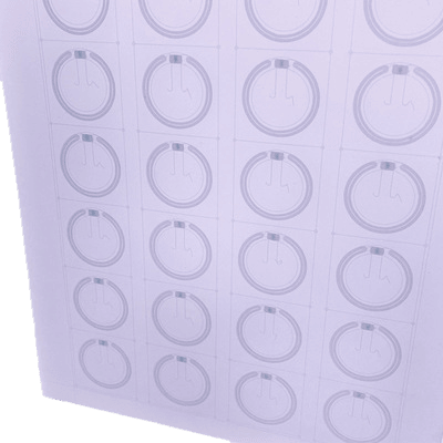 يعرض هذا الشكل تصاميم هوائيات عالية التردد على صفيحة بطانة RFID مسبقة التصفيح لأنظمة بطاقات ذكية آمنة وسريعة للتحكم في الدخول.