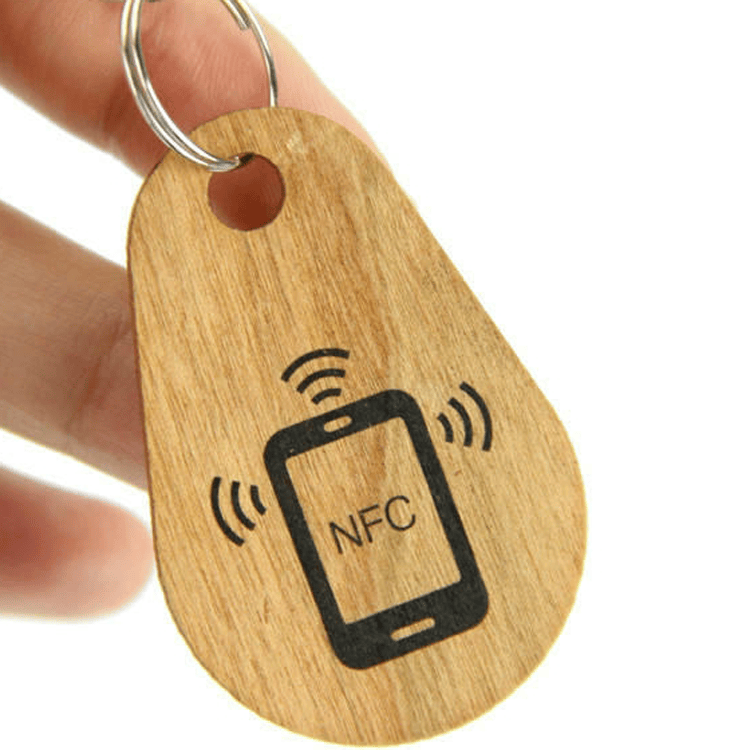 تُبرز هذه الصورة حاملات مفاتيح RFID خشبية متعددة التردد للدخول من حيث تفاصيل الشريحة ضمن تطبيقات فئة ميداليات مفاتيح RFID خشبية.