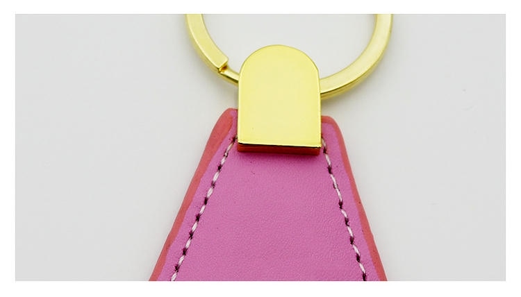 تضمن الحلقة المعدنية المتينة في ميداليات RFID الجلدية بقاءها مثبتة بأمان مع متعلقات الضيوف أثناء السفر.