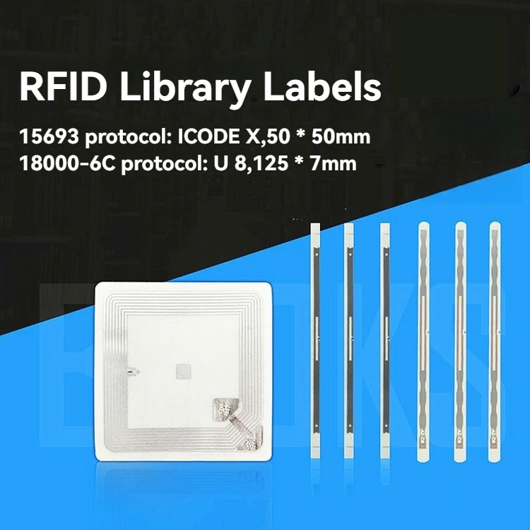 يقارن هذا الرسم بين تنسيقات ملصقات المكتبات، بعرض ملصق RFID مربع وعدة ملصقات شريطية ضيقة على لوحة زرقاء.
