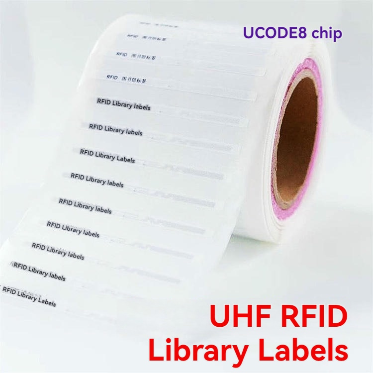 تعرض هذه الصورة البيعية لفة مطبوعة أخرى من ملصقات RFID للمكتبات مع عبارة شريحة UCODE8 على خلفية بيضاء نظيفة.