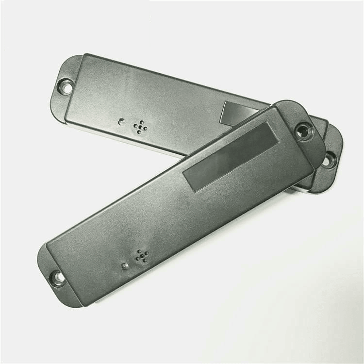 وسمان RFID فضيان بالصوت وضوء LED من طراز ABS13634-1 متداخلان بشكل قطري لإظهار الغلاف الأمامي وفتحات السماعة ولوحة الملصق.