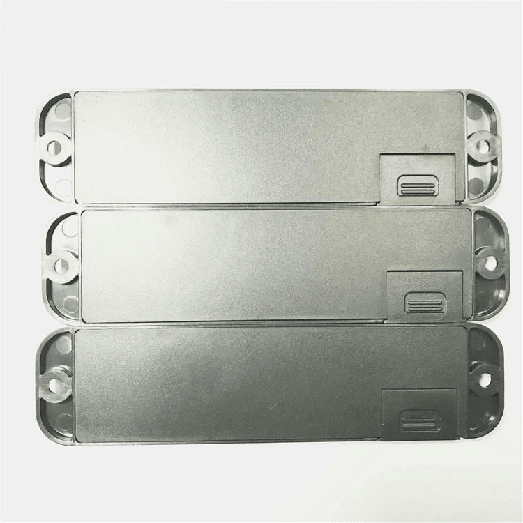 ثلاثة وسوم RFID فضية بالصوت وضوء LED من طراز ABS13634-1 مصطفة لإظهار الغلاف الخلفي وغطاء الوصول إلى البطارية.