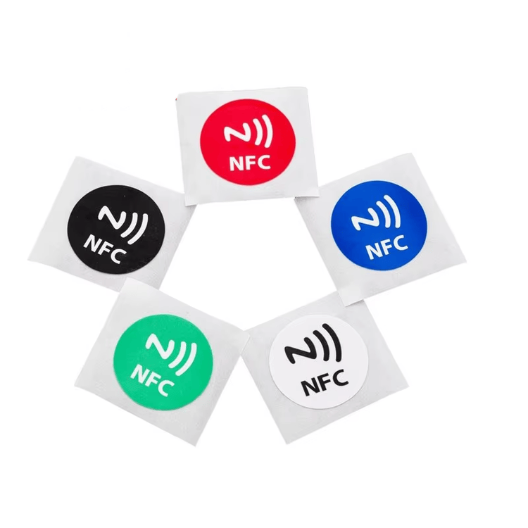 ملصقات HF RFID لتتبع أصول الأثاث الخشبي مع عرض تشطيب المادة للمشترين الذين يقارنون حلول ملصقات HF RFID.