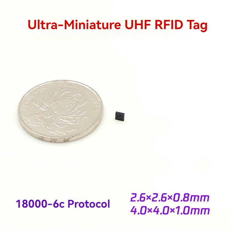 وسم UHF RFID مصغر للتركيب على المعدن من الطراز SV-003 بجوار عملة، مع نص البروتوكول والمقاس الذي يبرز التتبع المصغر للعناصر المعدنية.
