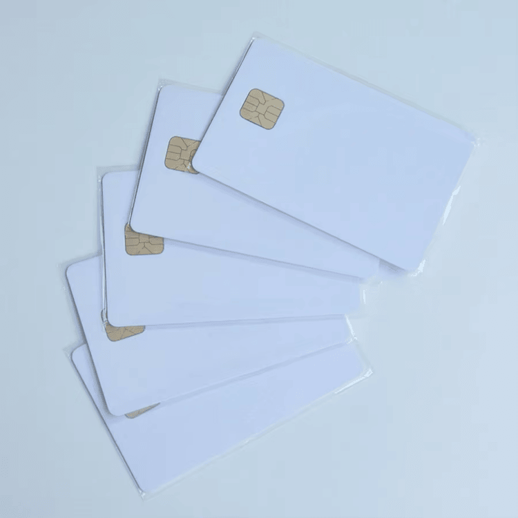 مخطط المواصفات الفنية لبطاقات IC التلامسية يوضح أنواع الشرائح وخيارات المواد وبروتوكولات متعددة مثل ISO7816.