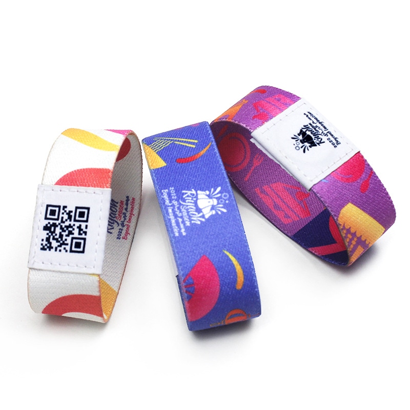 تُظهر الصورة اختبار التمدد والاستعادة لقماش سوار RFID المرن ضمن فحص الجودة.