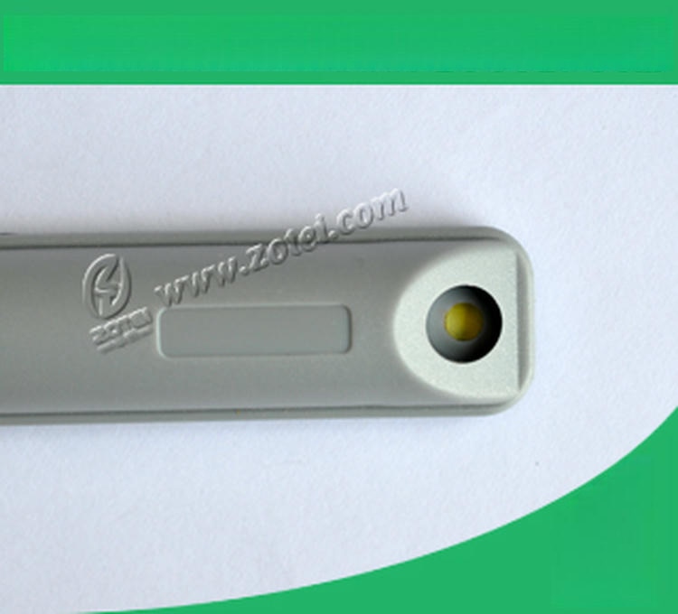 وسم RFID طويل المدى من ABS ظاهر على سطح معدني للمشترين الذين يقارنون حلول علامات RFID من ABS للتركيب على المعدن.