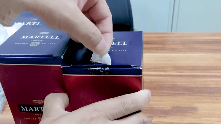 توضح الصورة اختبار العبث بختم صندوق، حيث يتفتت ملصق RFID الهش عند محاولة نزعه بالقوة.