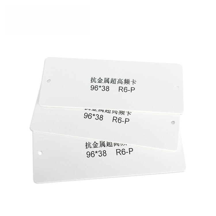 بطاقات وسم RFID معدنية من PVC مطبوعة ببيانات تعريف R6-P، مكدسة لإظهار توحيد الحجم ومواضع الثقوب للأصول المعدنية الثابتة.