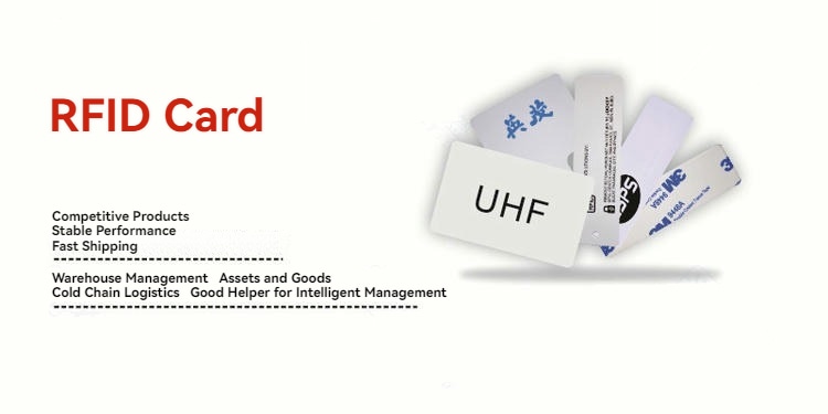 تُظهر هذه الصورة الترويجية لبطاقة PVC RFID المعلّقة عدة بطاقات مخصصة مرتبة بشكل مروحي لعرض خيارات الوسم في التجزئة واللوجستيات.