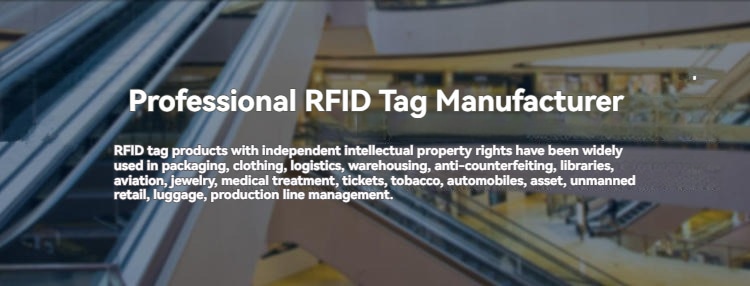 صورة بانر للموقع تعرض عبارة مصنّع محترف لعلامات RFID على خلفية إنتاجية لصفحة وسم RFID معدني من PVC.