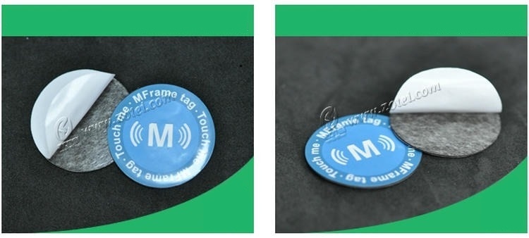 يُعرض وسم RFID المقاوم للمعادن بقطر D35mm مع فتح جزء من طبقته الخلفية البيضاء لإظهار البنية اللاصقة وشكل الوسم الدائري.