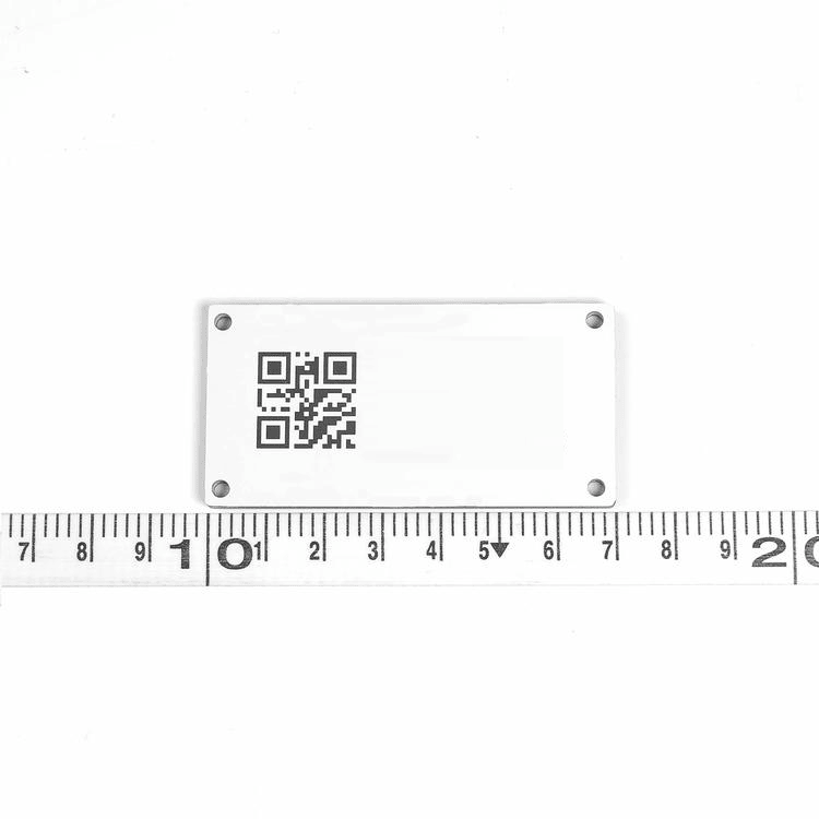 يظهر وسوم PCB RFID بعيدة المدى لمعدات معدنية كثيفة مع الهيكل المعدني المتين للمشترين الذين يقارنون حلول علامات PCB RFID للأسطح المعدنية.