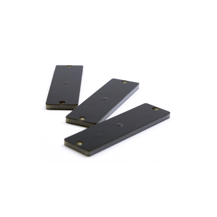 تُبرز هذه الصورة وسوم RFID PCB مخصصة لإدارة أصول معدنية من حيث الشعار المحفور ضمن تطبيقات فئة علامات PCB RFID للأسطح المعدنية.