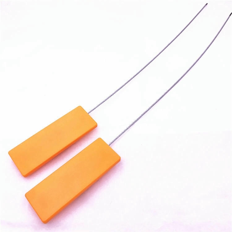 يظهر ختمان برتقاليان من طراز SS8030-1 RFID من الجهة الخلفية المسطحة مع أسلاك فولاذية طويلة ممتدة إلى الأعلى.
