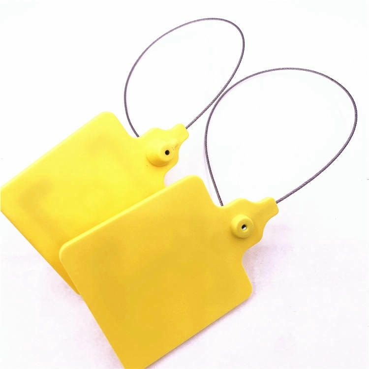 يتداخل ختمَا أمان RFID أصفران طراز SS8256-1 داخل الإطار، مع تطابق الحلقتين العلويتين وظهور تفاصيل رأس القفل.