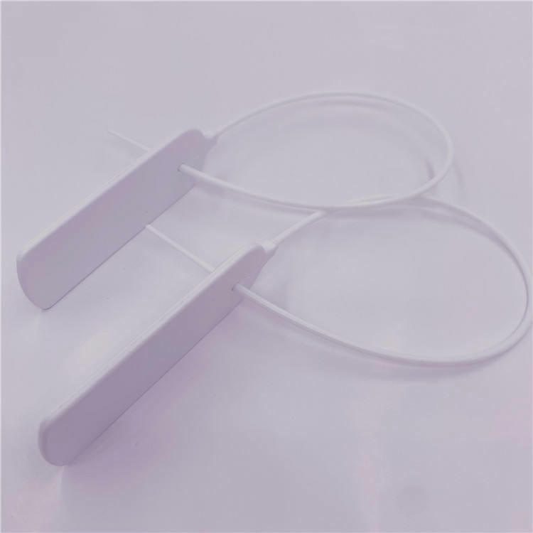يبرز منظر استوديو مائل علامتي ربط RFID ملتفتين من طراز Z33026-1 بسطحين مستطيلين أملسين جاهزين للطباعة.