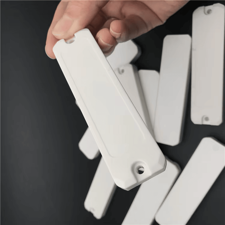 صورة منتج لعلامات RFID معدنية UHF بعيدة المدى من ABS توضح الحافة المصقولة ضمن فئة علامات RFID من ABS للتركيب على المعدن.