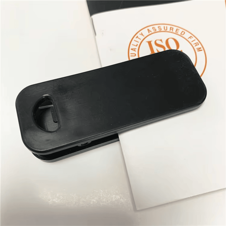 تُظهر هذه الصورة مشبك RFID SV-015 مثبتًا على حافة مستند لتوضيح شكله القابل لإعادة الاستخدام في مهام التعريف.