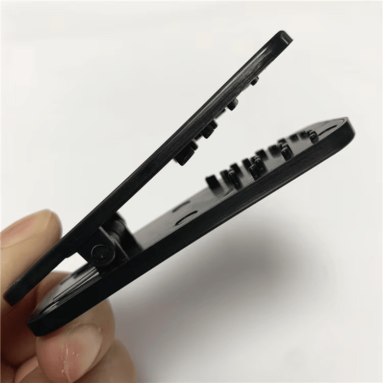 تُظهر هذه الصورة لقطة قريبة بزاوية لمشبك RFID SV-015 وهو مفتوح، مع التركيز على زنبرك المفصلة والأسنان الداخلية.