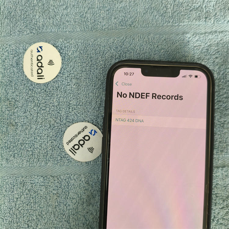عرض توضيحي لوسم NFC قابل للغسل مخيط داخل درزة الملابس للتتبع والتحقق الدائم من الأصالة.