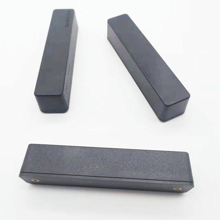 توضح هذه الصورة وسم PPS UHF RFID الشريطي الطويل للأصول الصناعية مع ظهر لاصق ضمن تطبيقات علامات RFID من PPS.