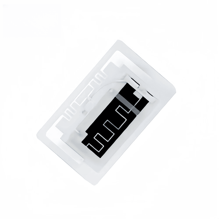 تُظهر هذه الصورة منظرًا مائلًا لملصق RFID لاستشعار الحرارة ببنية طبقية وعناصر هوائي مدمجة.