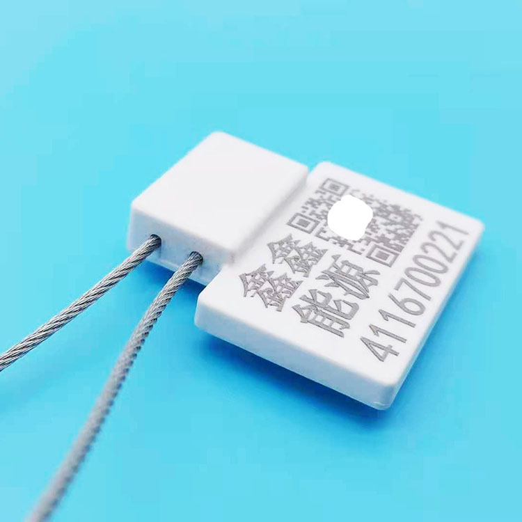 لقطة قريبة لختم RFID الأمني SS4544-1 تُظهر مدخل الكابل الفولاذي وواجهة مطبوعة برقم ورمز QR.