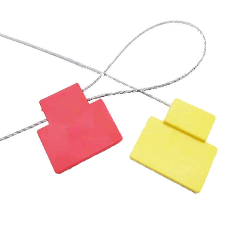 يُعرض ختما RFID أحمر وأصفر SS4544-1 جنبًا إلى جنب مع كابلين معدنيين ملتفين على خلفية بيضاء.