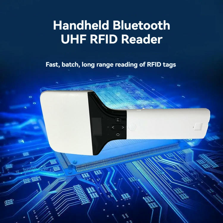 لقطة قريبة للهوائي الخطي الاستقطاب المدمج في قارئ ZK-RFID-A100 المحمول لتوجيه طاقة RF بشكل مركز.