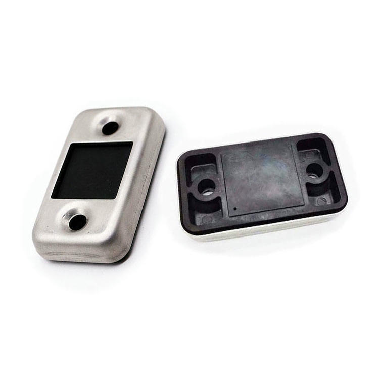 منظر أمامي لوسم أصول UHF RFID طراز SV018 الذي يدعم الطباعة المخصصة بالليزر للباركود ورموز QR من أجل التعريف الهجين.