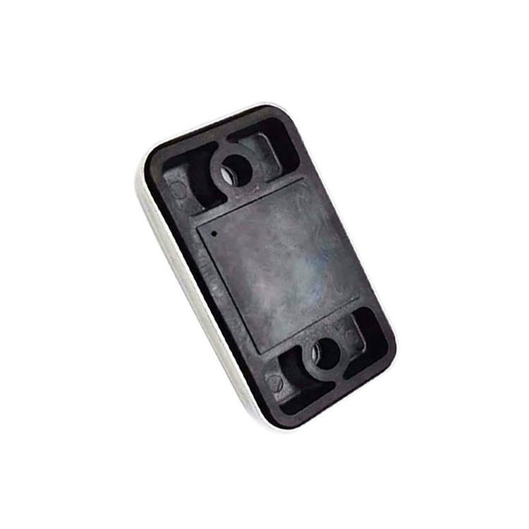 لقطة مائلة لوسم UHF RFID الصناعي طراز SV018 تبرز فتحات التثبيت المعززة بالبراغي للآلات عالية الاهتزاز.