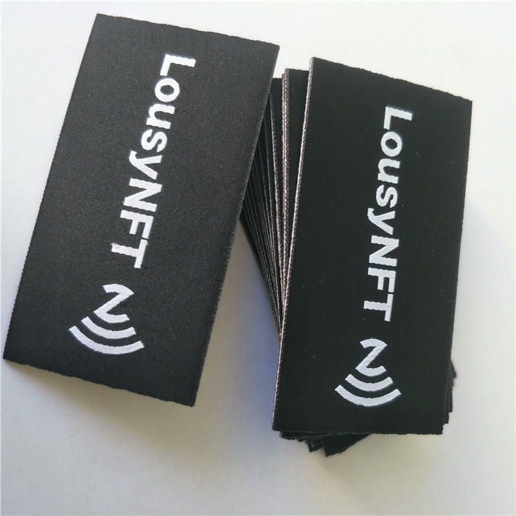 عرض لخيارات الظهر المختلفة لشارات NFC المنسوجة، بما في ذلك الظهر القابل للكي واللاصق والملصقات ذاتية اللصق.