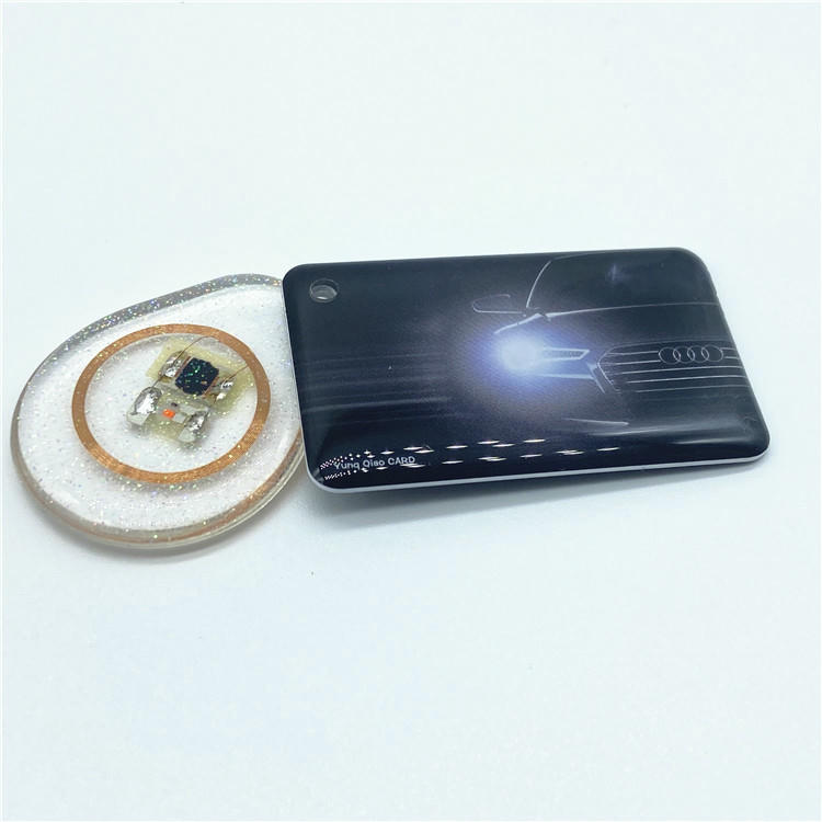 بطاقة RFID LED تضيء قرب جهاز التحكم في الدخول لتقديم تأكيد بصري فوري