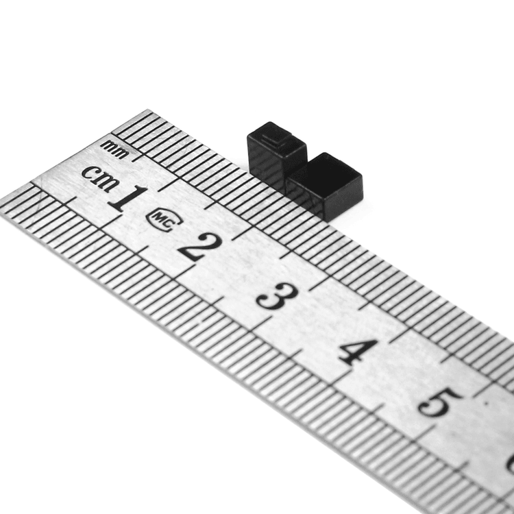 يُظهر المنظر الجانبي بوضوح سماكة 3.0mm والبنية الخزفية الطبقية لعلامة UHF المصغرة على المعدن لإدارة الأصول بمتانة.