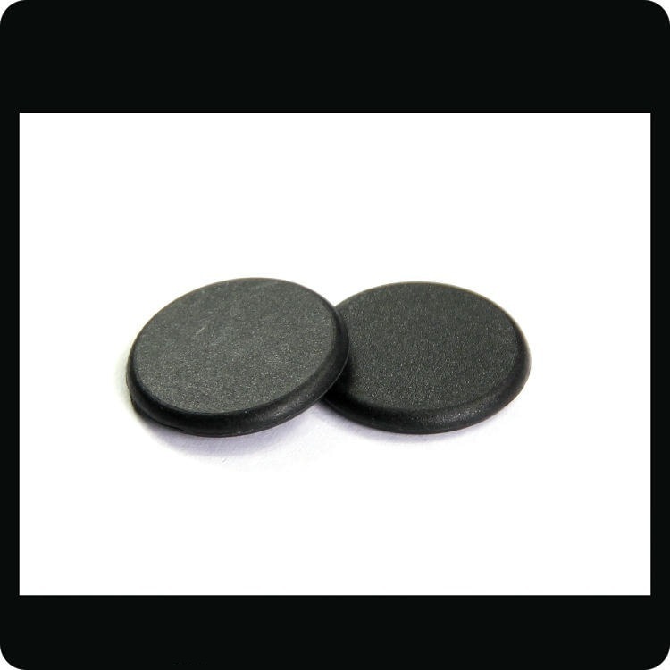 صورة توضح الجهة اللاصقة لعلامة RFID قرصية صغيرة من PPS لتطبيقات علامات RFID من PPS.