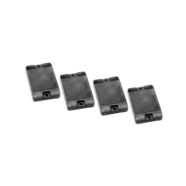 تعرض هذه الصورة أربعة وسوم RFID للخرسانة PPS4631-1 بشكل قطري لإظهار شكل الغلاف الأمامي وتخطيط فتحات التثبيت.