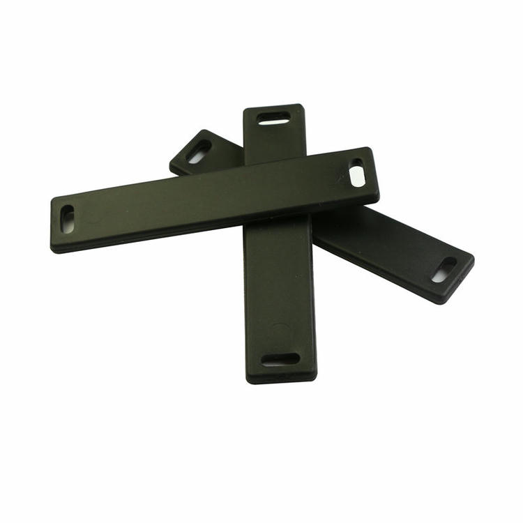 ستة ألوان مختلفة من ملصقات UHF RFID TPU9018-2 مرتبة لعرض الخيارات المتاحة لتعريف خطوط الأنابيب.