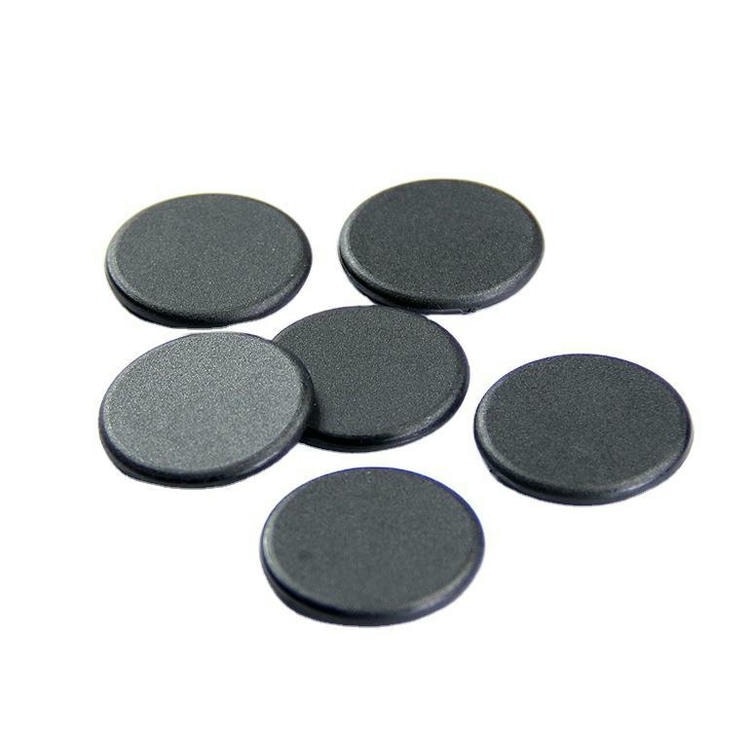 صورة تعرض خمس علامات RFID سوداء من PPS للطراز PPSD28-1 لإظهار ثبات السماكة والطلاء المتين للتتبع المتكرر.