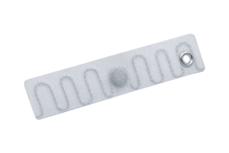 وسم RFID مفرد من البوليستر للمغاسل T7015-3 على خلفية بيضاء يوضح الحافة المخيطة ومنطقة الشريحة في الوسط لتحديد موثوق.