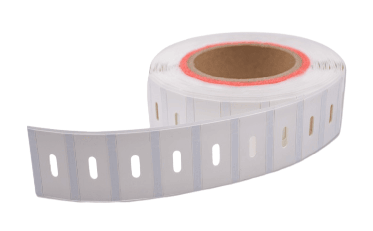 لفة من ملصقات UHF RFID المرنة والقابلة للطباعة للمعادن توضح البنية النحيفة واللاصقة لسهولة النشر.