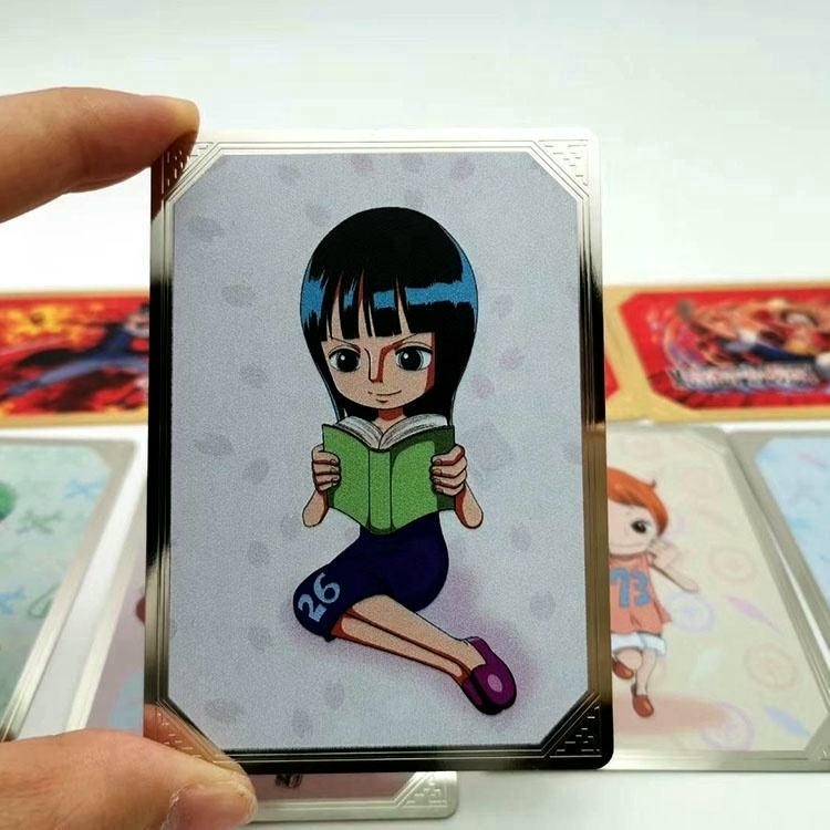 بطاقة أعمال معدنية مخصصة تحمل رسمًا بأسلوب الأنمي لتوضيح الطباعة الزاهية على سطح معدني محفور وفاخر.