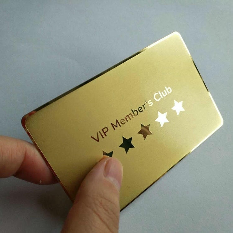 بطاقة معدنية ذهبية لنادي أعضاء VIP مصوّرة بزاوية تُظهر فتحات على شكل نجوم وحواف مصقولة.