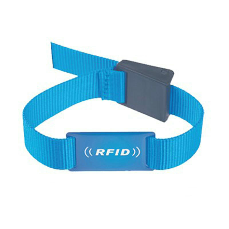 شخص يرتدي سوار RFID النايلون الأزرق القابل لإعادة الاستخدام NLWB-06، ما يظهر ملاءمته المريحة وإبزيمه المعدني الآمن للدخول اليومي.